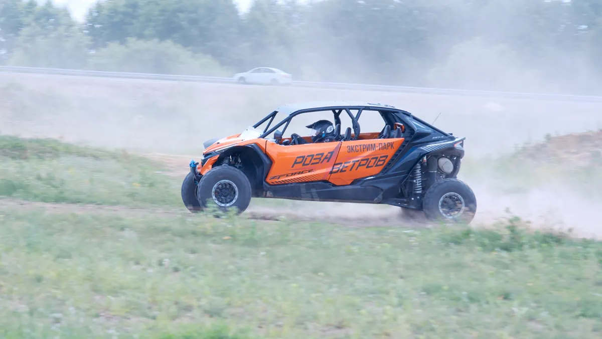Открытие полигона CFMOTO Experience Рязань — багги CFMOTO ZFORCE в прыжке